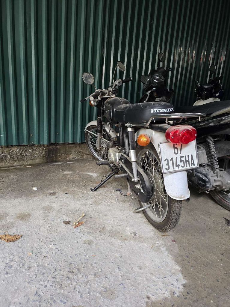 Черный мопед Honda SS50, регистрация Биньдинь