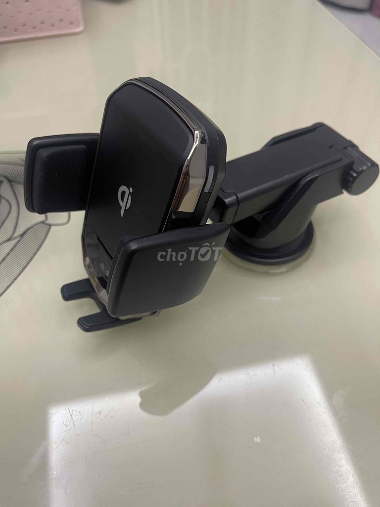 Bộ kẹp điện thoại kiêm sạc nhanh không dây xe ôtô