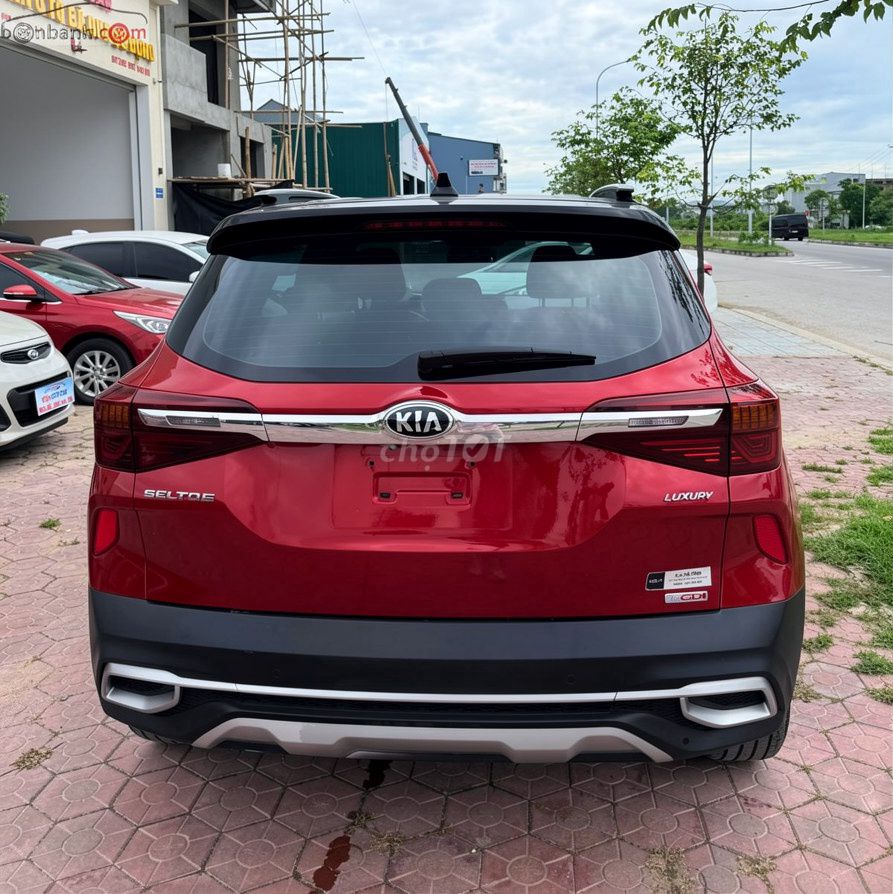 Красный Kia Seltos Luxury на 5 мест