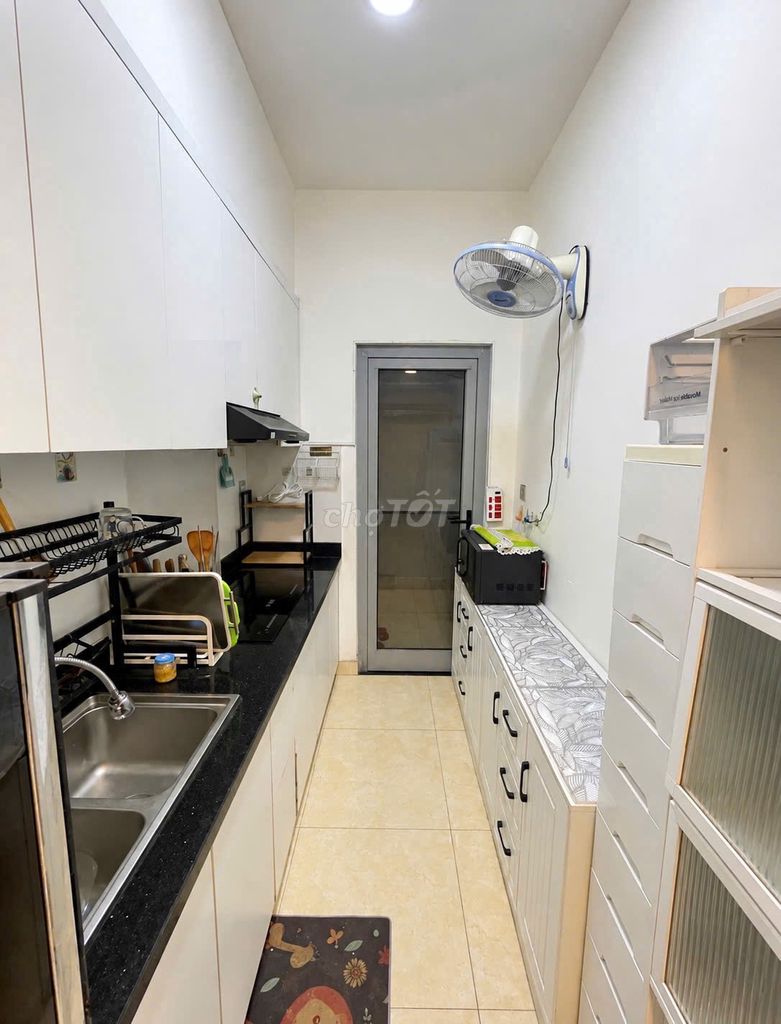 Luxgarden, 2PN full nội thất. Giá 10tr ở liền