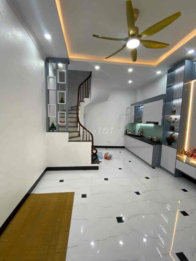 CHO THUÊ NHÀ NGUYÊN CĂN NGÕ TRẠI CÁ. 5 TẦNG X30M2. 3 NGỦ. FULL ĐỒ ĐẸP