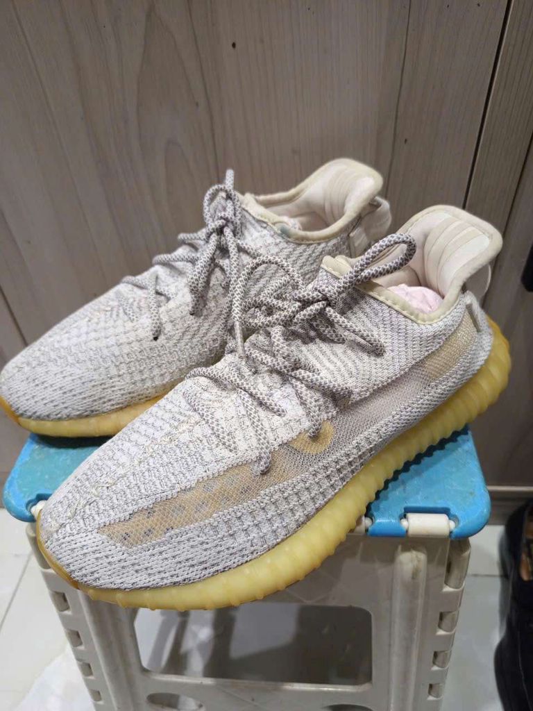 Giày Adidas Yeezy Trắng Size 41. Mua bán Giày dép tại Quận 7 Tp Hồ Chí Minh được đăng bởi Khoi Vu hình 1