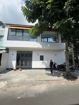Nhà MT bờ kè Hoàng Sa, ngang 10m, vỉa hè rộng. giá chỉ 15tr