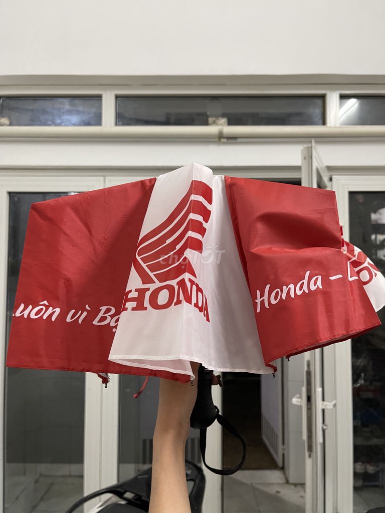 Dù Honda Đỏ Trắng. Mua bán Nội thất, đồ gia dụng khác tại Quận 10 Tp Hồ Chí Minh được đăng bởi Phạm Nga hình 1