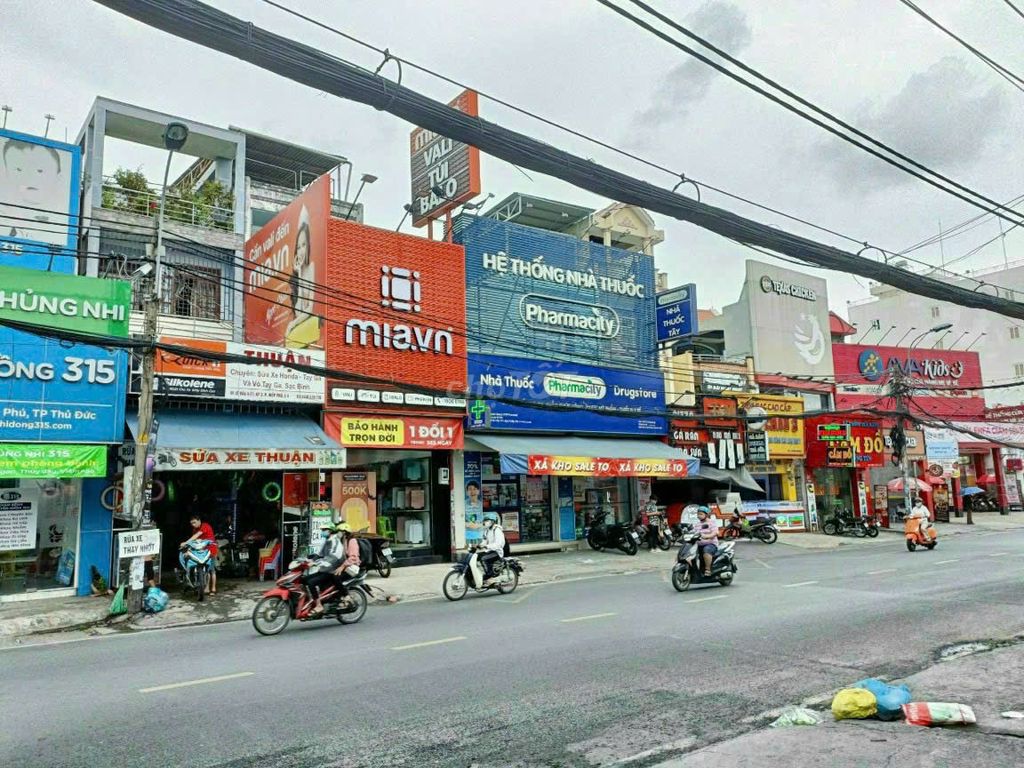 Mặt bằng kinh doanh Lê văn việt DT 100m giá tốt kinh doanh tốt