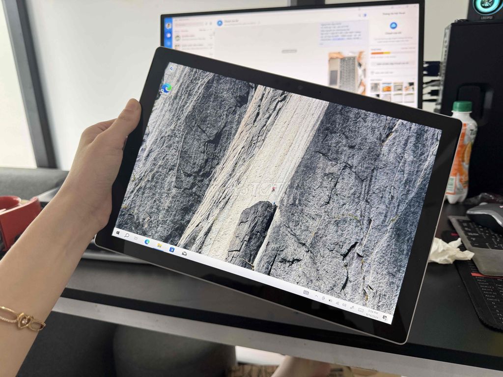 Surface pro5 (i5/8/256GB) 5.850.000 đủ MSP đẹp ken