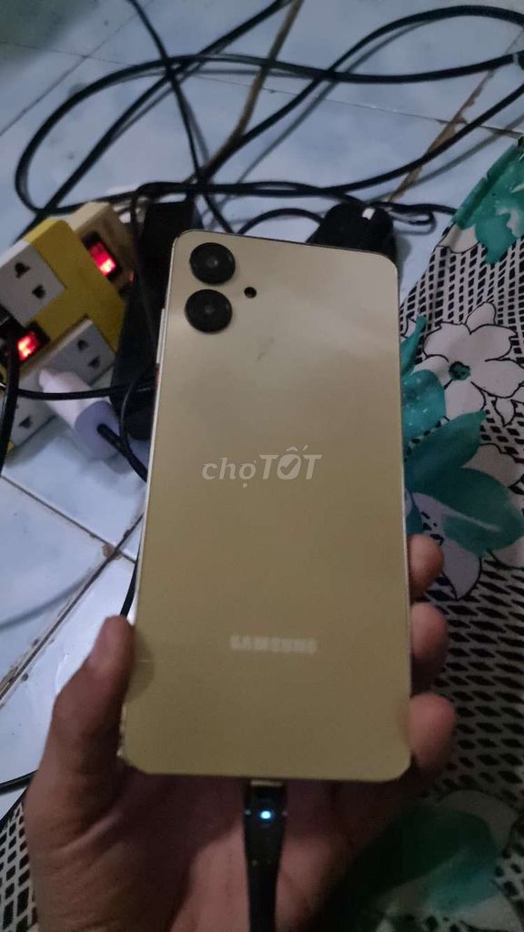 Samsung Điện thoại Vàng Đã sử dụng. Mua bán Điện thoại tại Thành phố Buôn Ma Thuột Đắk Lắk được đăng bởi Y KHUÂT MLÔ hình 1