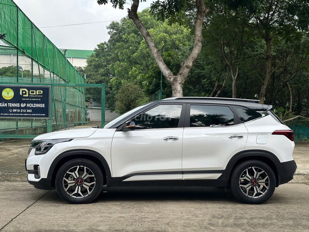 Kia Seltos 2024 белый 5 мест