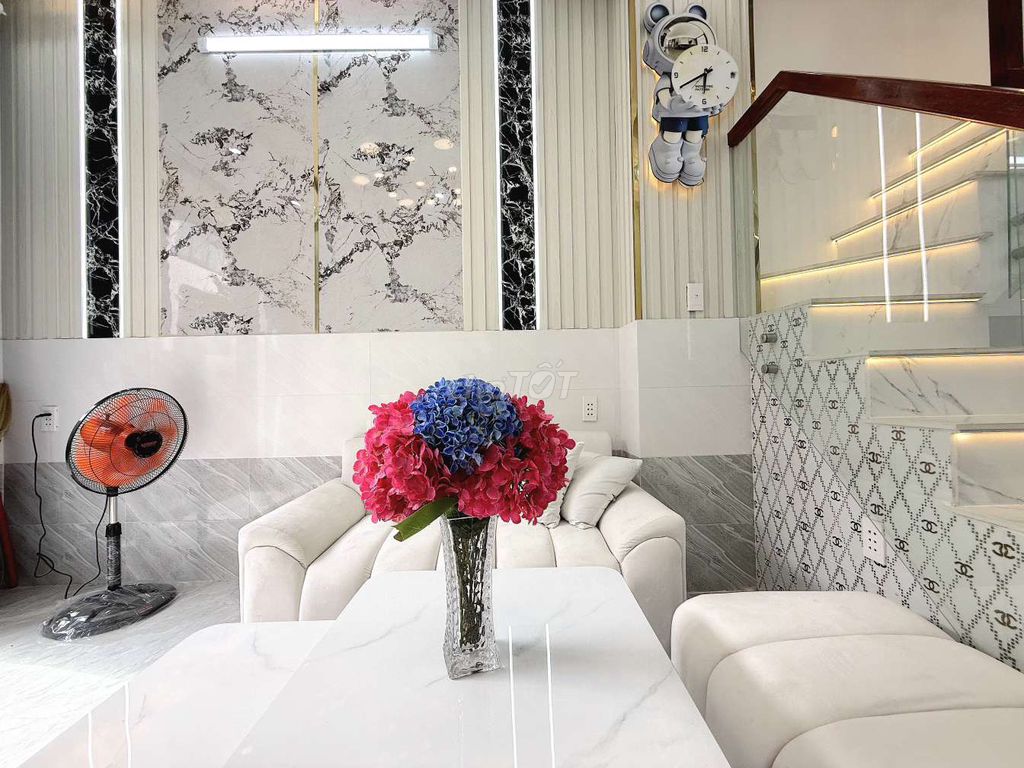 nhà sổ hồng dsh 3,1x12m 2 lầu 4pn kế quận 7 2 tỷ nhĩnh