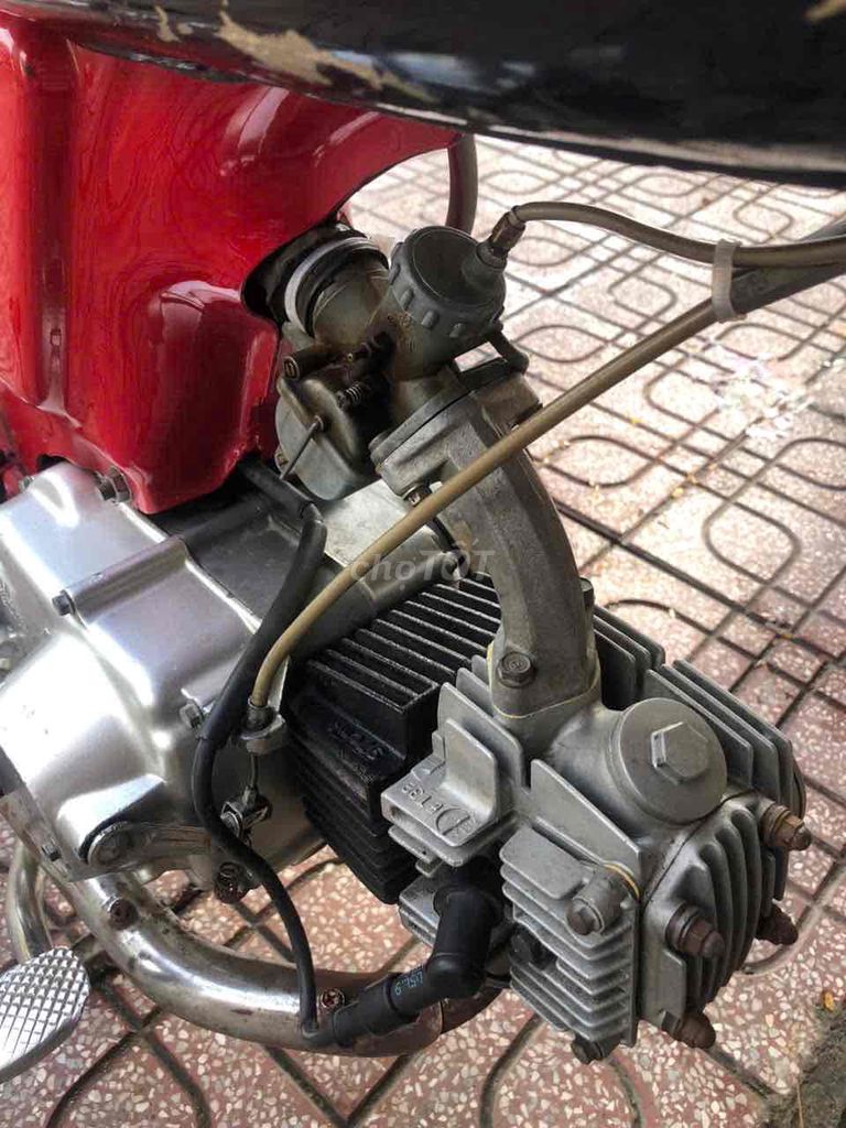 Классический мотоцикл Honda 67 красного цвета