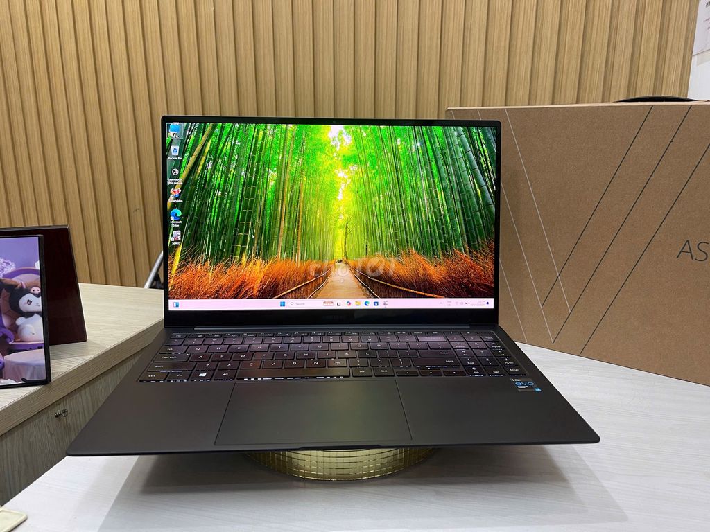 Samsung Galaxy Book Pro 15 nhẹ 1,1Kg i7 11 Amoled