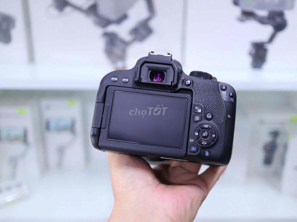 Bán Canon 800D +lens tamron 18-270 VC II Máy ,lens. Mua bán Máy ảnh, Máy quay tại Thành phố Thủ Dầu Một Bình Dương được đăng bởi Chinh Lee hình 1
