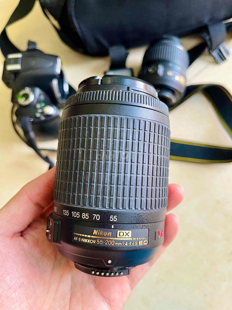 Máy ảnh Nikon D5000 kèm theo 2 lens, sạc, túi đựng