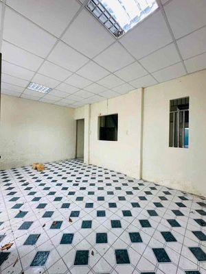 • DT : 5,7 X 10 = 57,5m2 CN - NHÀ TRỆT LỬNG - SÁT ĐƯỜNG LỚN
