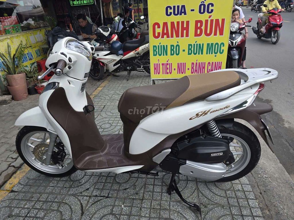 Sh mode 2017,khóa ga,xe lướt 15k,vỏ theo xe,xe đẹp. Mua bán Xe máy tại Huyện Hóc Môn Tp Hồ Chí Minh được đăng bởi                    CẦM ĐỒ TÍN PHÁT hình 5