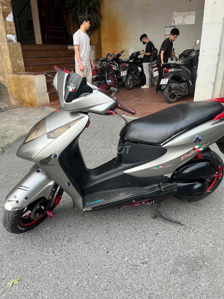 Honda Dylan 150 серебристый скутер