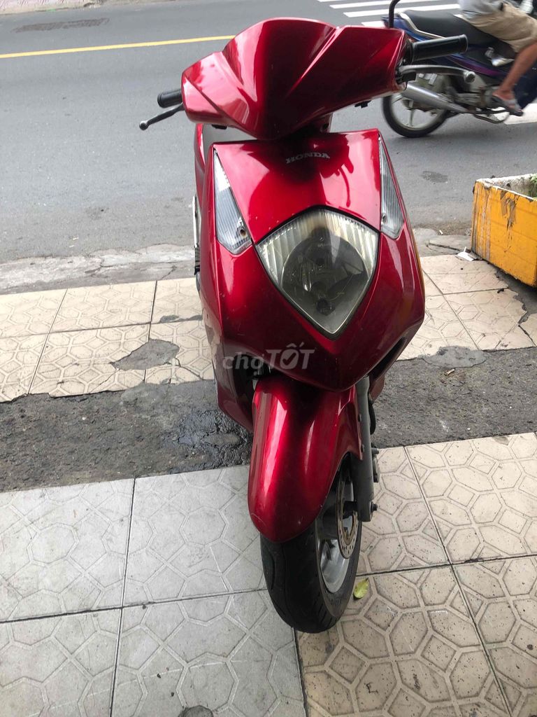 Красный скутер Honda Dylan