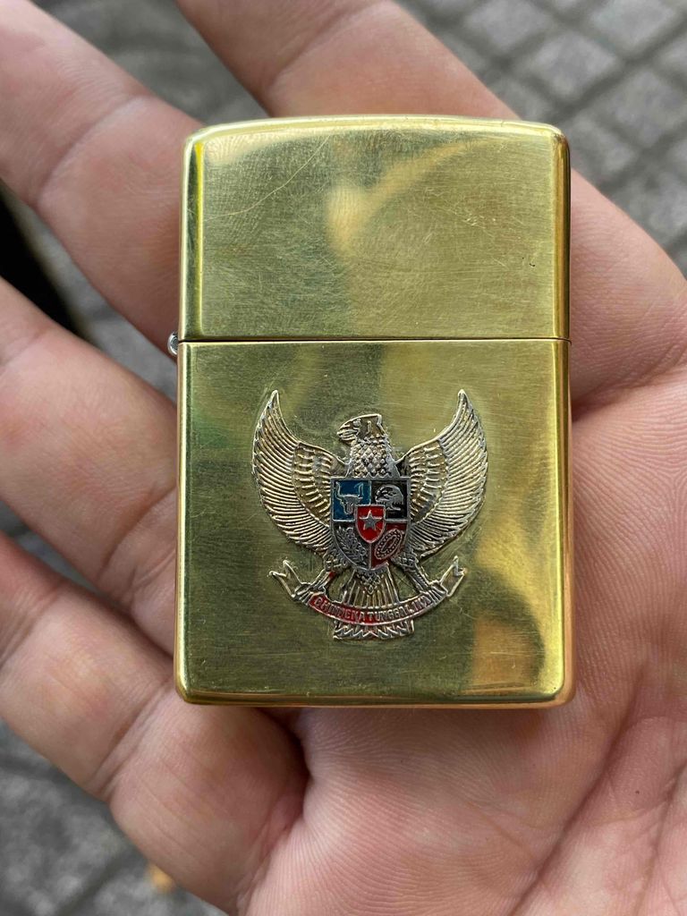 Zippo Mỹ vỏ đồng emblem QĐ 1993 đẹp.