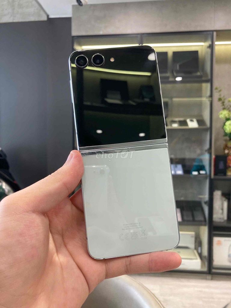 Samsung Galaxy Z Flip 5 256GB Mint Quốc Tế Zin 99%. Mua bán Điện thoại tại Quận 8 Tp Hồ Chí Minh được đăng bởi CA REM BÁN TÁO hình 1