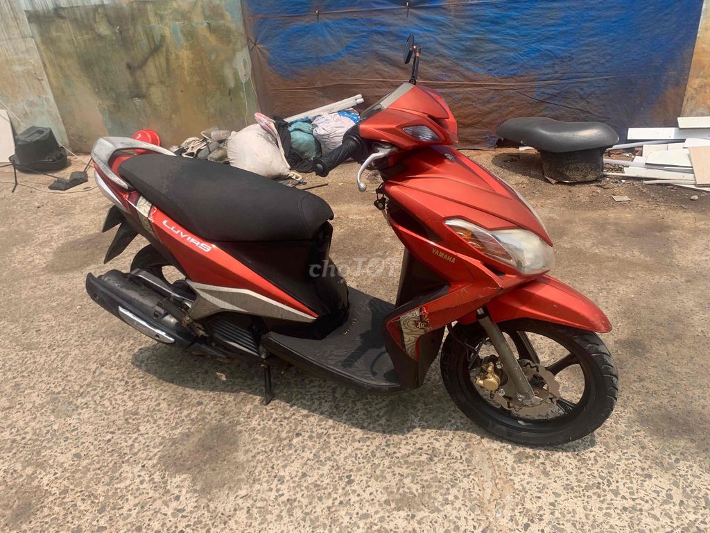 Красный скутер Yamaha Luvias