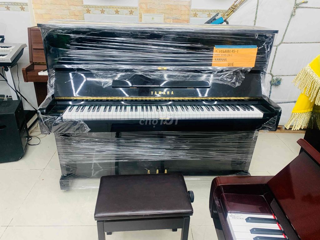 piano cơ yamaha trong đêm