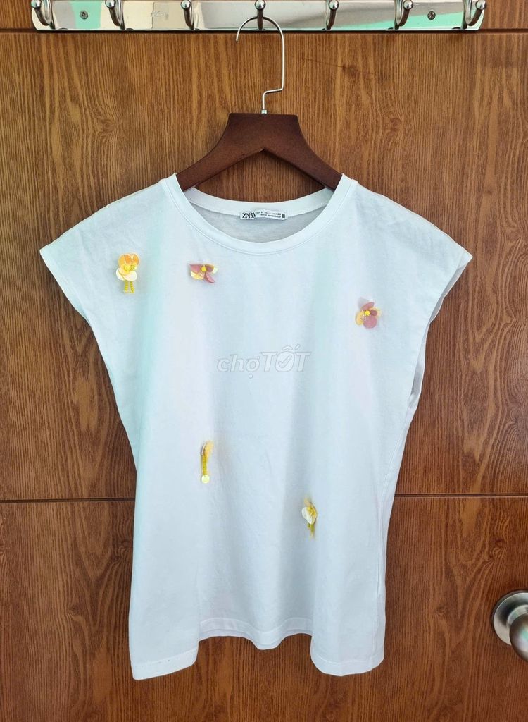 Áo thun Zara nữ thêu hoa 3D (1.50-1.62m). Mua bán Quần áo tại Quận 12 Tp Hồ Chí Minh được đăng bởi Nhiên Lao hình 1