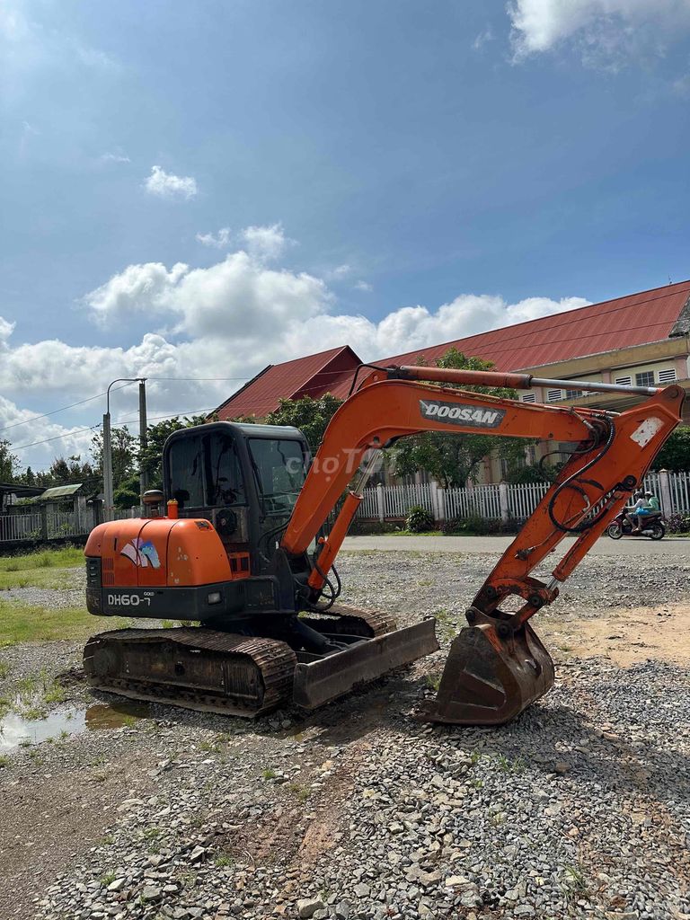 _ Xe cuốc Doosan DH60 - 7. Mua bán Phương tiện khác tại Huyện Định Quán Đồng Nai được đăng bởi thien le hình 3