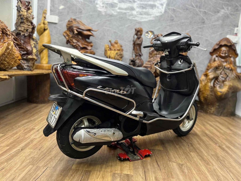 Honda Lead 2011, номер Хошимина, глушение на подножку