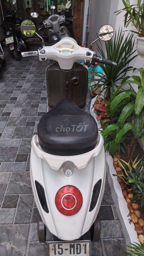 Белый электрический скутер Vespa
