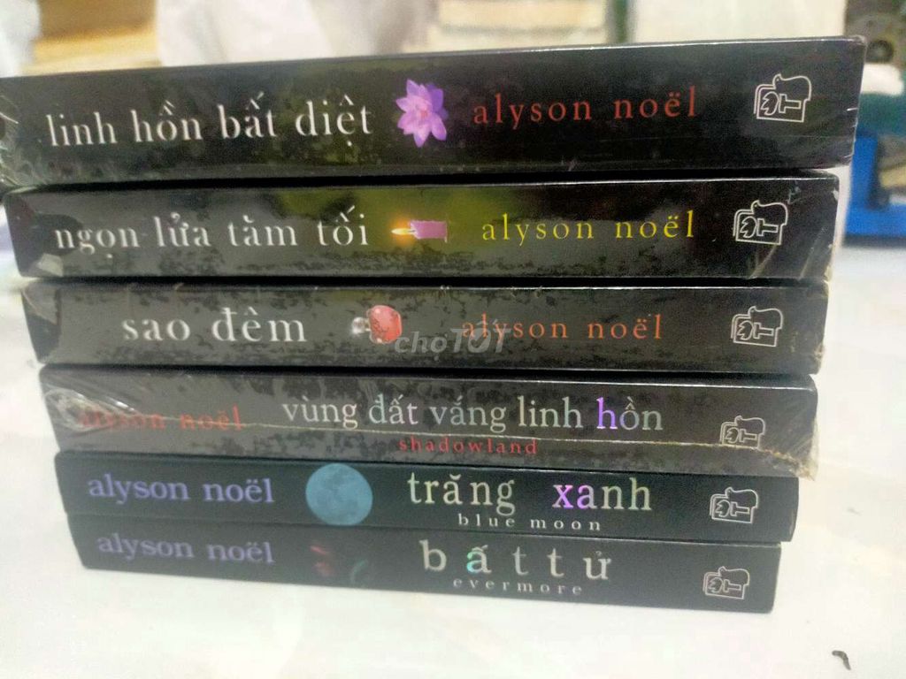 Pass bộ tiểu thuyết của Alyson