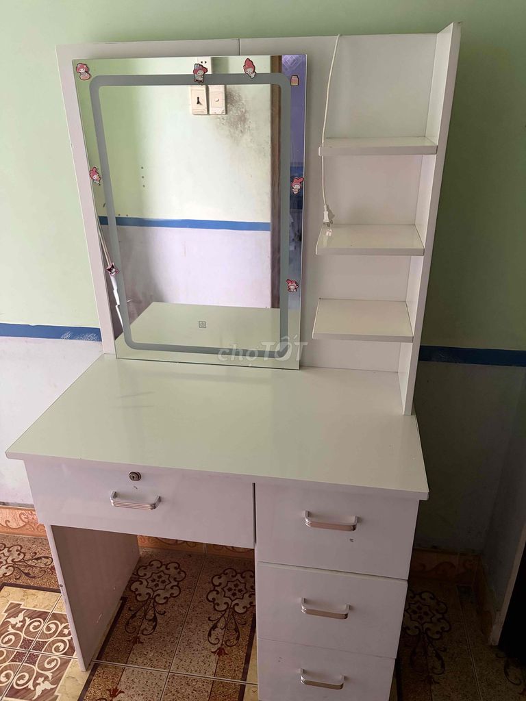 Bàn trang điểm Gỗ Trắng Gương đèn. Mua bán Bàn ghế tại Thành phố Thủ Dầu Một Bình Dương được đăng bởi Nguyễn Hữu Tân  hình 1