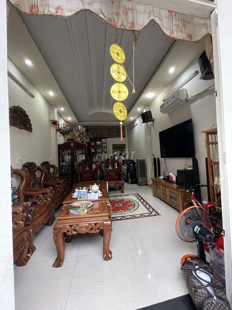 Cho thuê nhà nguyên căn 2 Tầng, 2PN,  đường Nguyễn Xí, gần Phạm V Đồng