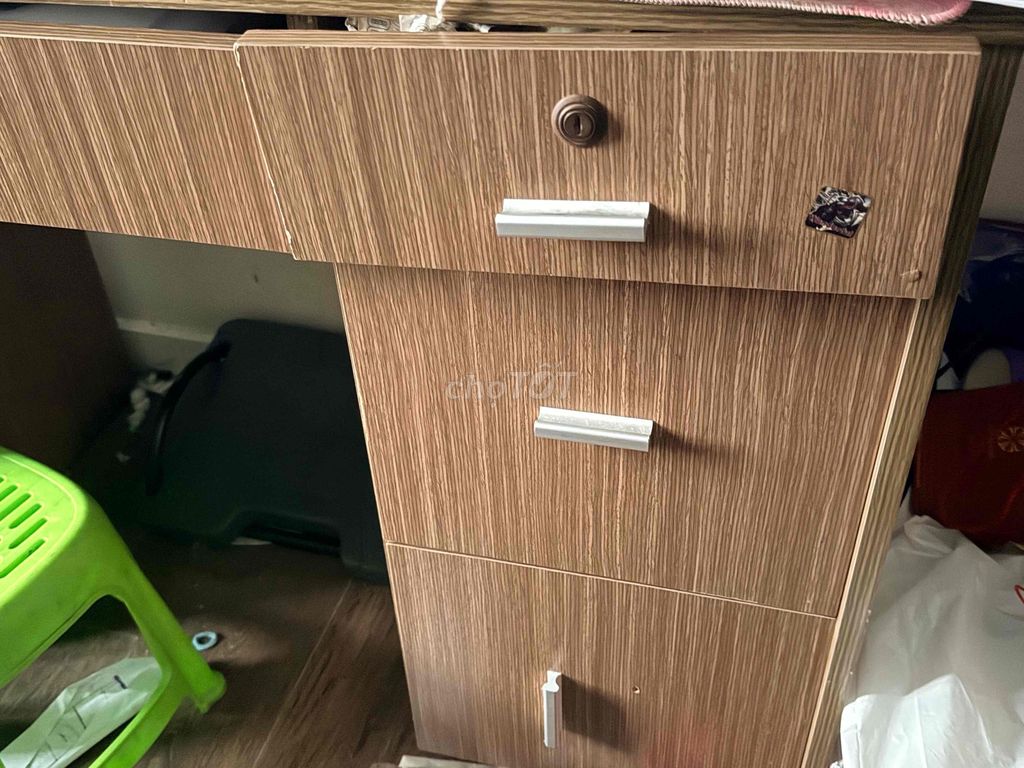 Bàn làm việc Gỗ Nâu có ngăn kéo. Mua bán Bàn ghế tại Thành phố Dĩ An Bình Dương được đăng bởi Nguyễn Ngọc Huy hình 1