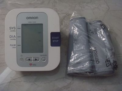 Máy đo huyết áp bắp tay Omron HEM7200 - Nhật JP