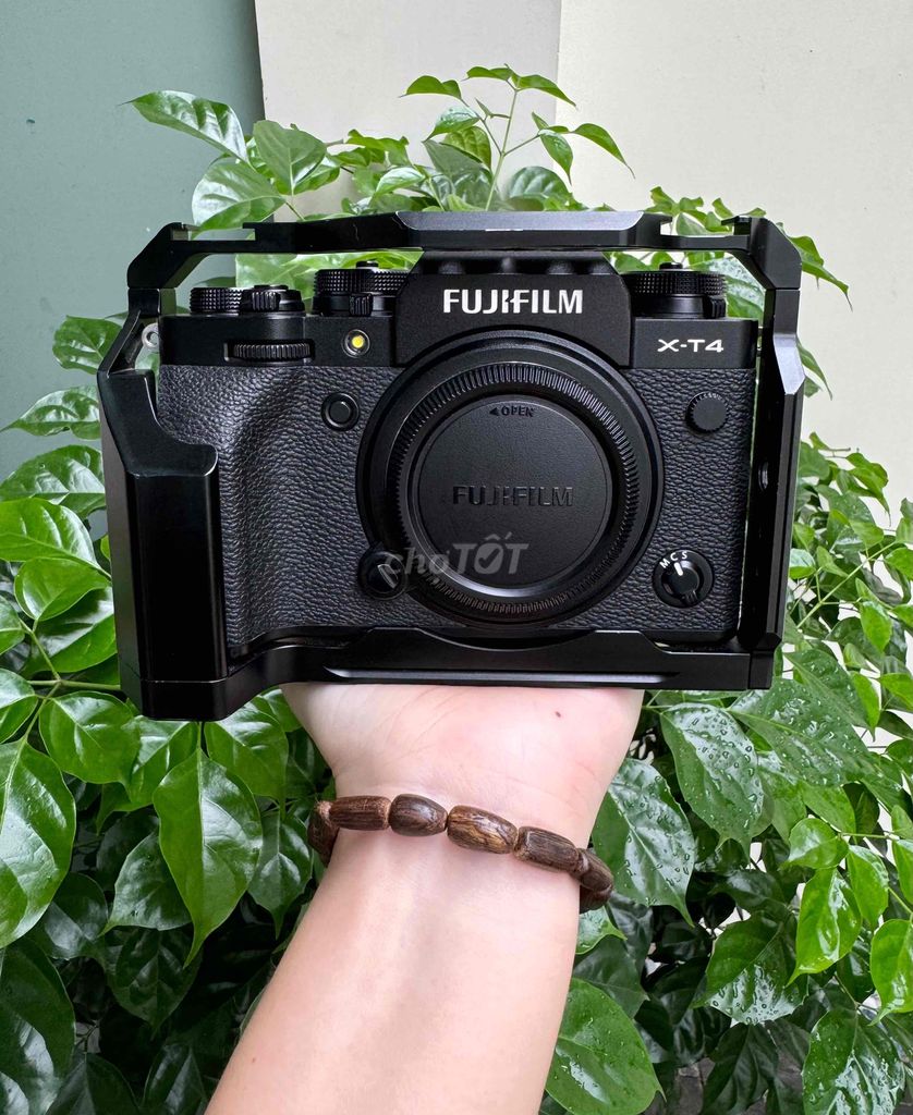 Fujifilm X-T4 đẹp zin tặng thêm khung ring .