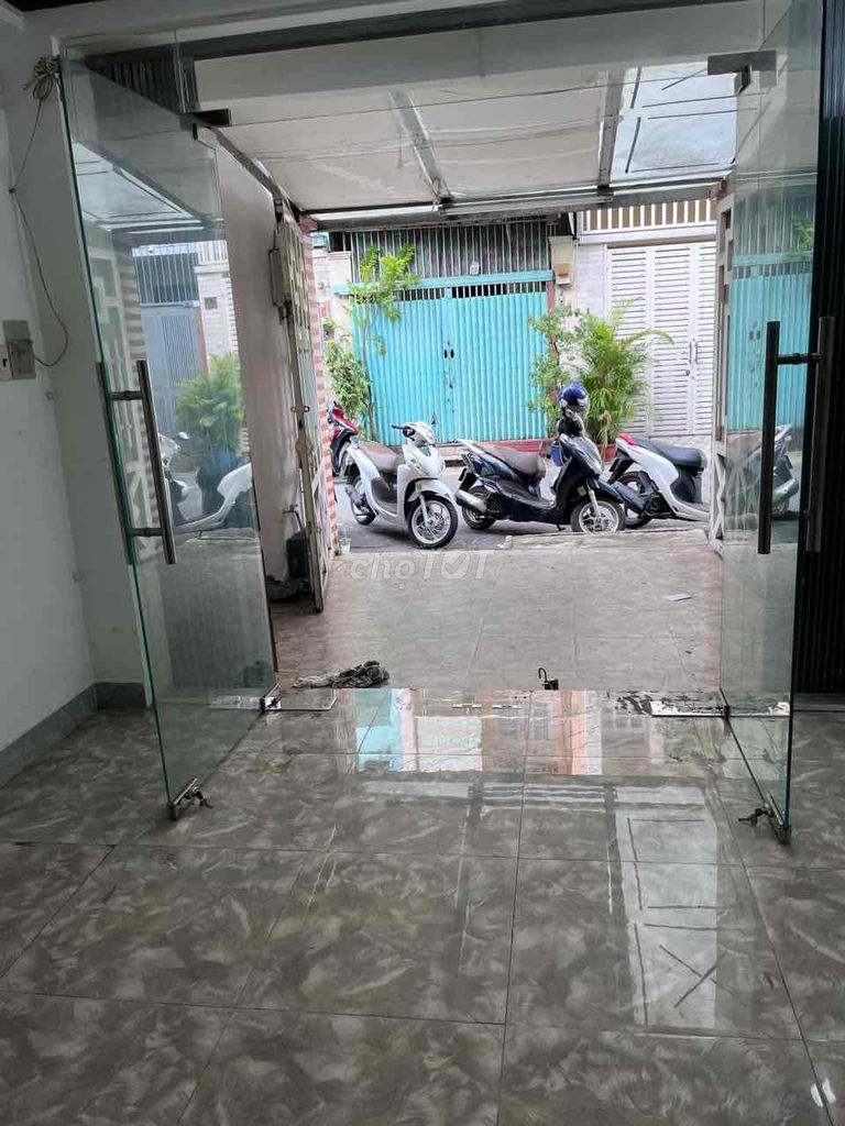 Cho thuê nhà mặt tiền 3PN đường Huỳnh Văn Bánh. ngang 4m. có sân xe.
