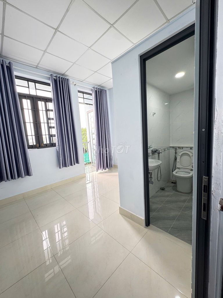 Phòng trọ 20m2- 4,5tr cửa sổ; bếp riêng biệt; Ban công- Nơ Trang Long