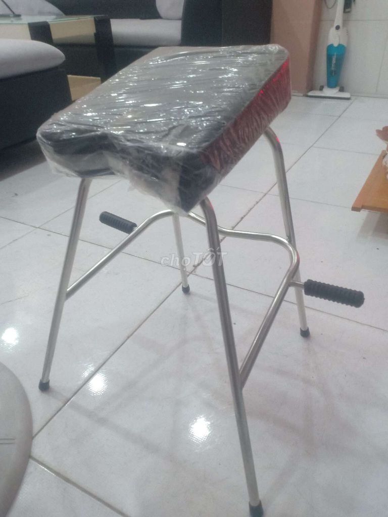 Ghế đẩu Kim loại Vải Đen Bạc. Mua bán Bàn ghế tại Quận 8 Tp Hồ Chí Minh được đăng bởi Tiệm Xăm Gần Đây hình 1