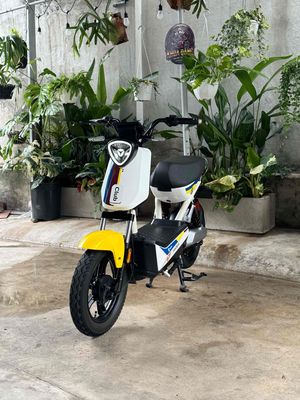 Yadea XBull Trắng, vàng 2024.