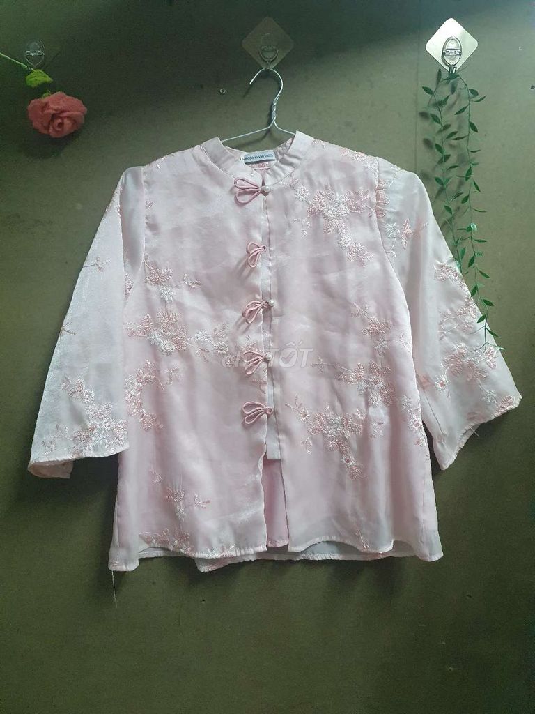 Áo dài cách tân Nữ lụa thêu hoa. Mua bán Quần áo tại Quận Bình Thạnh Tp Hồ Chí Minh được đăng bởi Han jjangmi hình 1