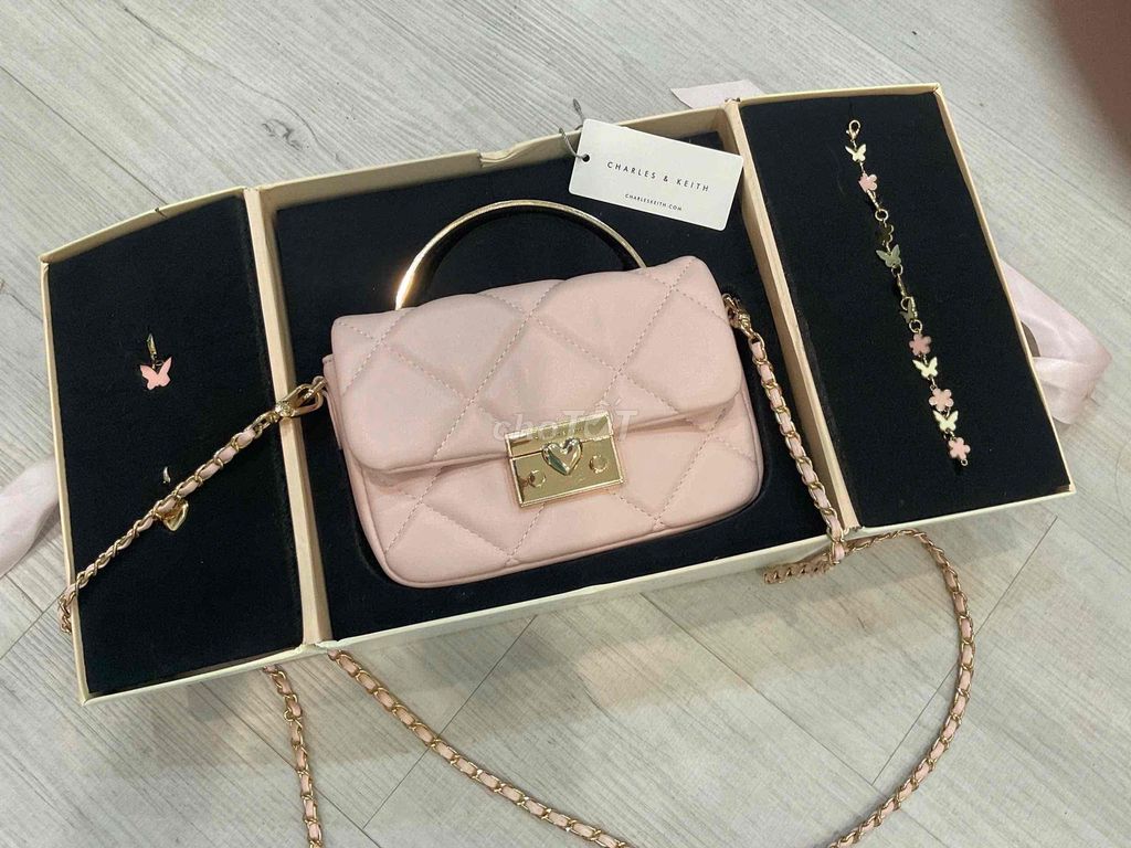 Túi xách Charles & Keith Nữ Da Hồng. Mua bán Túi xách tại Quận Thanh Xuân Hà Nội được đăng bởi Trần Phương Hoa  hình 1
