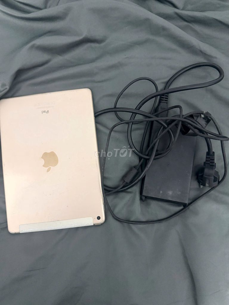 Apple iPad Vàng Đã qua sử dụng. Mua bán Máy tính bảng tại Quận Ngũ Hành Sơn Đà Nẵng được đăng bởi Quangg Minhh hình 1