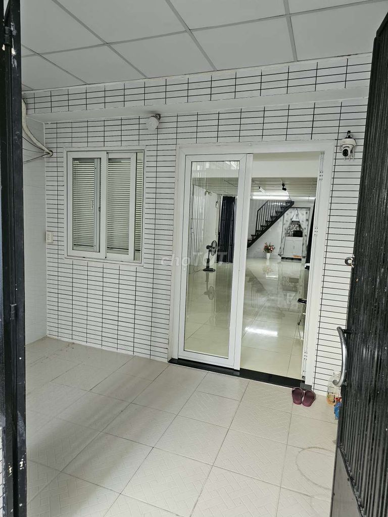 Nhà 52M2 hẻm thẳng một sẹc cách đường HVB 20M vuông nở hậu có sân r.4M