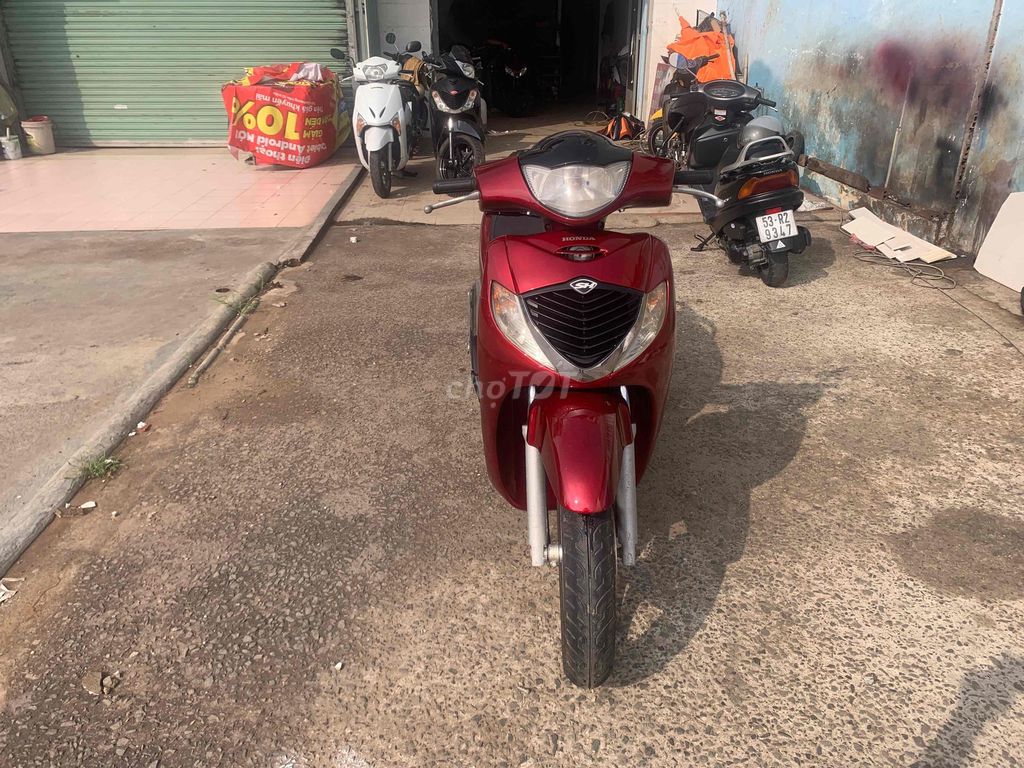 Красный скутер Honda @ с облицовкой под SH 150i, 2008 год