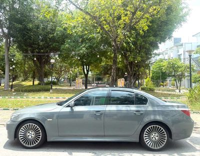 BMW 530i Xám