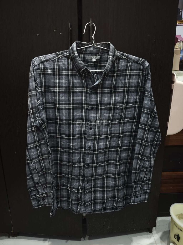 Áo sơ mi Uniqlo kẻ caro đen xám cotton L. Mua bán Quần áo tại Quận Tân Phú Tp Hồ Chí Minh được đăng bởi Vo Phuong Mai hình 1