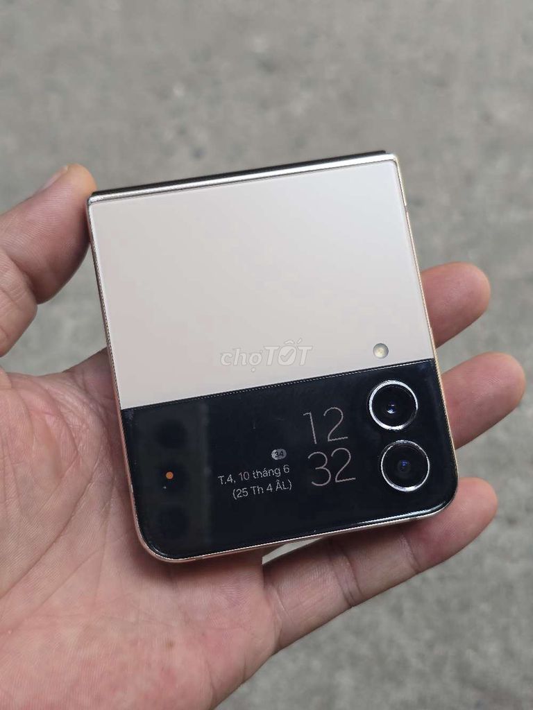 Samsung Galaxy Z Flip 4 128GB Vàng Gold. Mua bán Điện thoại tại Quận Thanh Xuân Hà Nội được đăng bởi trần tú hình 1