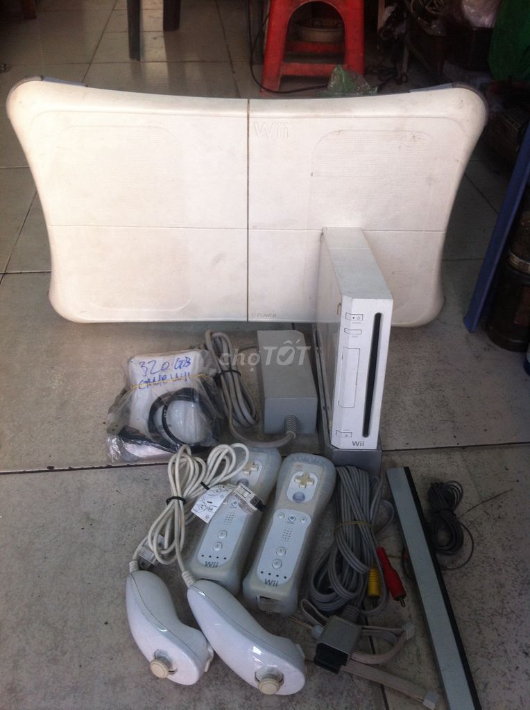 - Nintendo Wii + Wii fit- 320gb