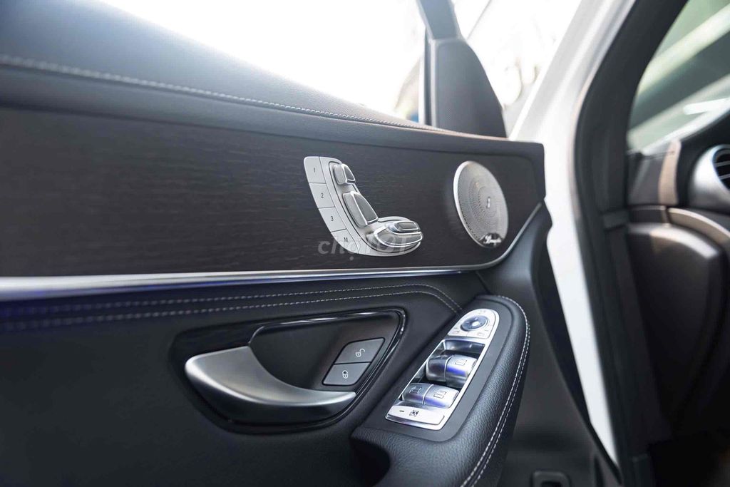 Mercedes GLC300 4Matic Model 2022 - Trắng/Đen. Mua bán Ô tô tại Quận 7 Tp Hồ Chí Minh được đăng bởi Thật Nguyễn LongAnh Auto hình 9