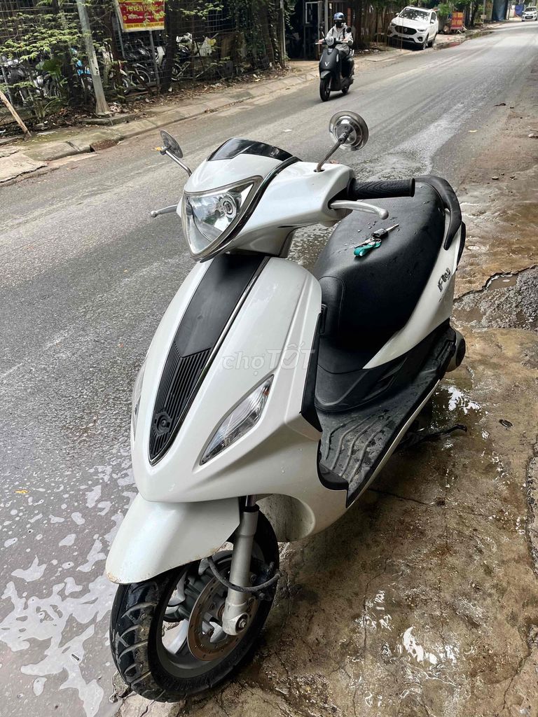 Белый скутер Piaggio Fly